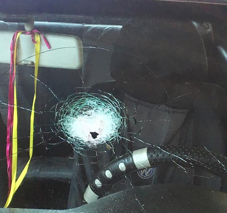 Em Rio Brilhante casa e carro na garagem são alvos de disparos de calibre 9m Marca de tiro no para-brisa de carro na garagem (Divulgação)