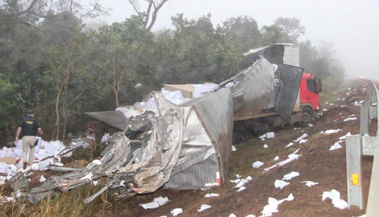 Bebê de 2 meses sofre traumatismo craniano depois de caminhões baterem na BR-163
