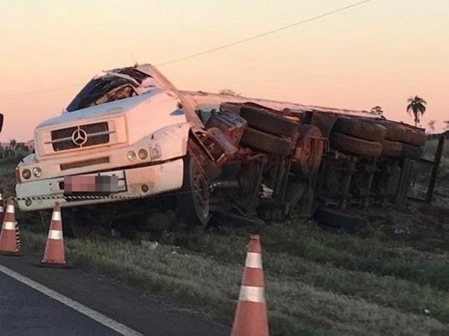 Carreta tomba após condutor desviar de outro acidente na MS-276 Carreta tombada às margens da rodovia (Foto: Nova News)