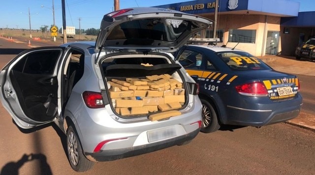 Motorista é preso com carro furtado em SP transportando 350 kg de maconha Maconha apreendia pela PRF em MS — Foto: PRF/Divulgação
