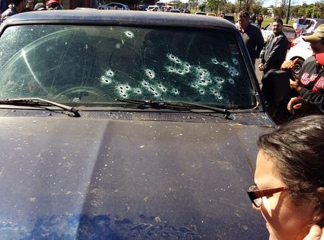 Pistoleiro mata duas pessoas com cerca de 40 tiros na fronteira com o Paraguai Pistoleiro mata duas pessoas com cerca de 40 tiros na fronteira com o Paraguai