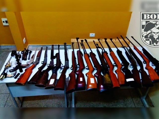 Armas apreendidas em residência em Aquidauana (Foto: divulgação Polícia Militar)