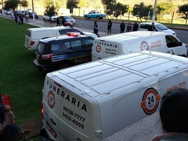 Homem é morto a tiros em sala de cinema no shopping de Dourados Movimentação em frente ao shopping de Dourados, onde PM matou homem com tiro no pescoço (Foto: Adilson Domingos)