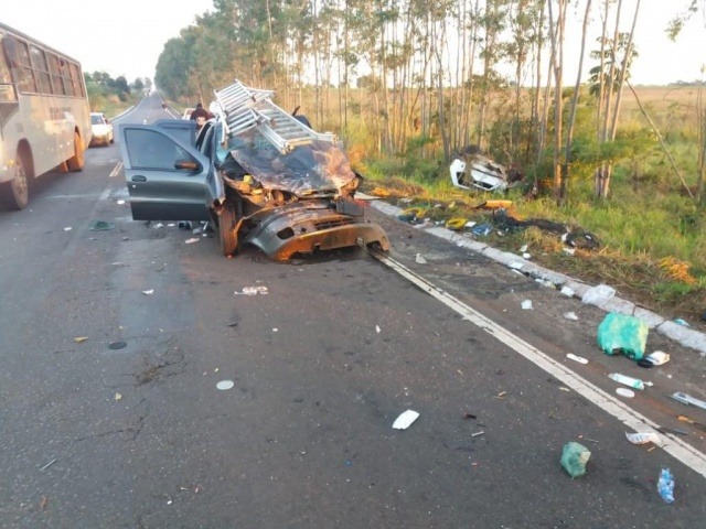 Um morre e outros três ficam feridos após colisão na MS-276 em Ivinhema Um dos veículos foi parar fora da pista no acidente (Foto: CB)