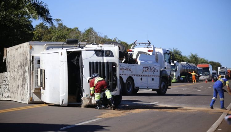 Carro é arrastado por caminhão que tomba na BR-163 depois de colisão Foto: Marcos Ermínio
