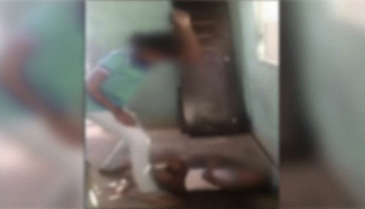 Mãe é presa depois de acertar cabeça de filho com triciclo e embebedar criança