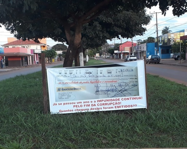 Placa na Avenida Jofre de Araujo em protesto. foto arquivo