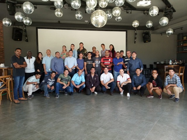 Treinamento gratuito para atendimento de garçom oferece qualificação profissional