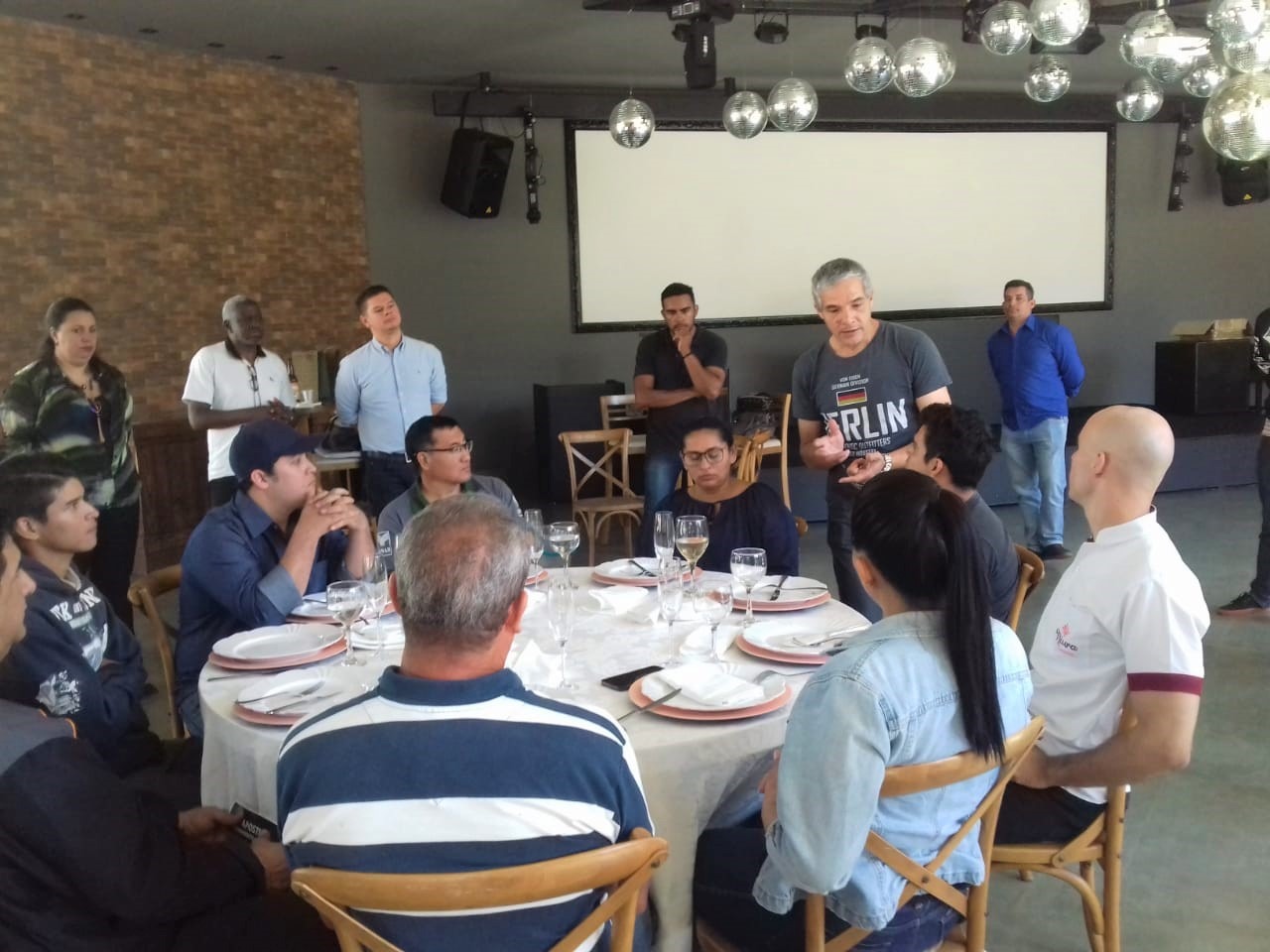 Treinamento gratuito para atendimento de garçom oferece qualificação profissional