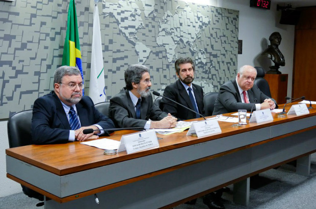 Em reunião da CRE (da esq. para dir.), os indicados para embaixador na Ucrânia, Oswaldo Biato Júnior; e Costa Rica, Fernando Jacques de Magalhães Pimenta; o senador Valdir Raupp; e o diplomata indicado para a Croácia, Paulo Roberto Fontoura