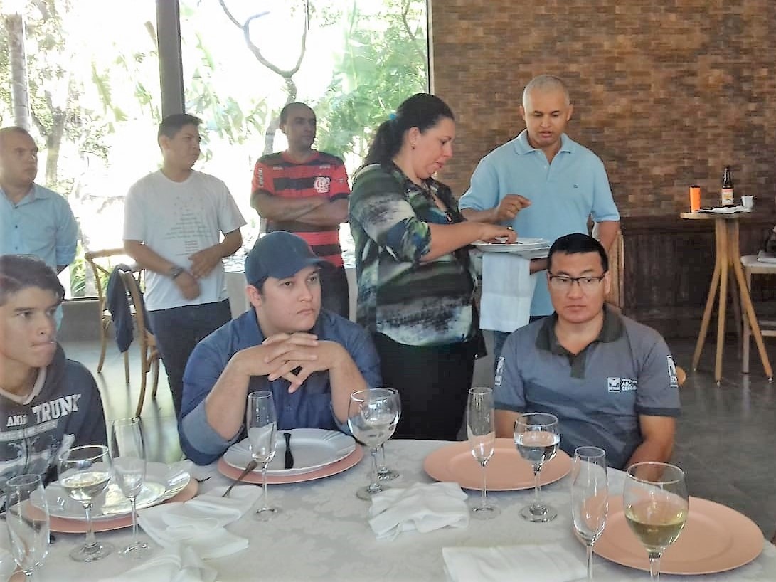 Treinamento gratuito para atendimento de garçom oferece qualificação profissional