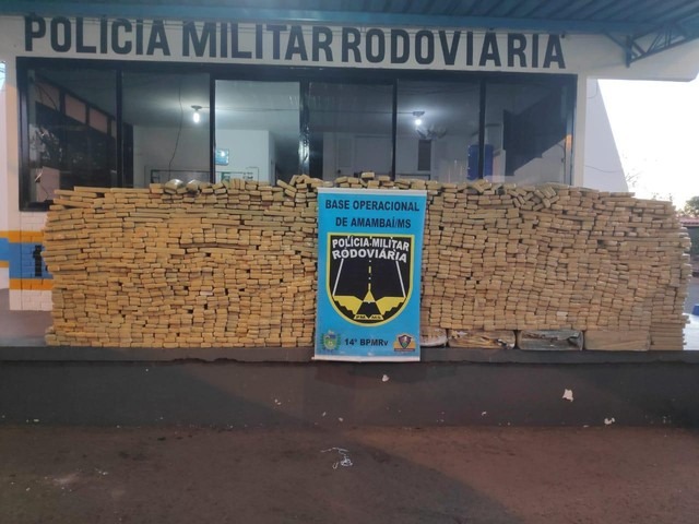 Tabletes de maconha que estavam em carro roubado — Foto: PMR/Divulgação