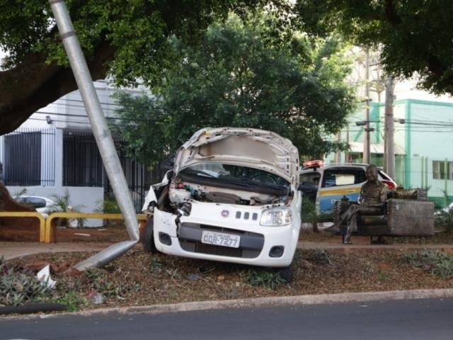 Carro bate em placa e para a poucos metros de "Manoel de Barros" O carro ficou na calçada, a poucos metros da estátua do Manoel de Barro (Foto: Kisie Ainoã)