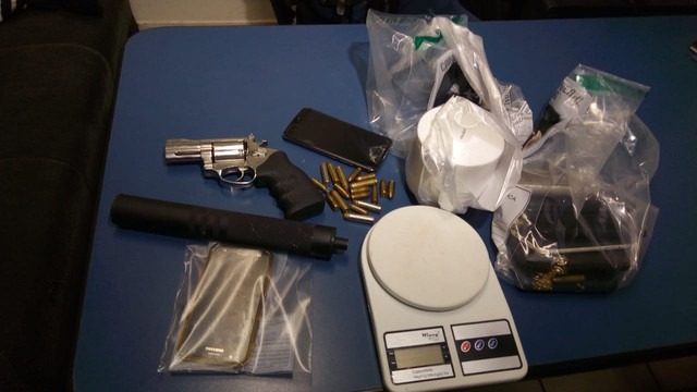 Parte do que foi apreendido com a dupla presa com cocaína — Foto: Flávia Galdiole/TV Morena