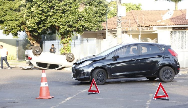 Sem CNH, funcionário pega carro escondido do patrão e capota duas vezes Foto: Leonardo de França