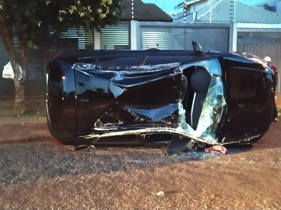 Em Nova Andradina, condutora cruza via preferencial, colide em picape e capota Em Nova Andradina, condutora cruza via preferencial, colide em picape e capota