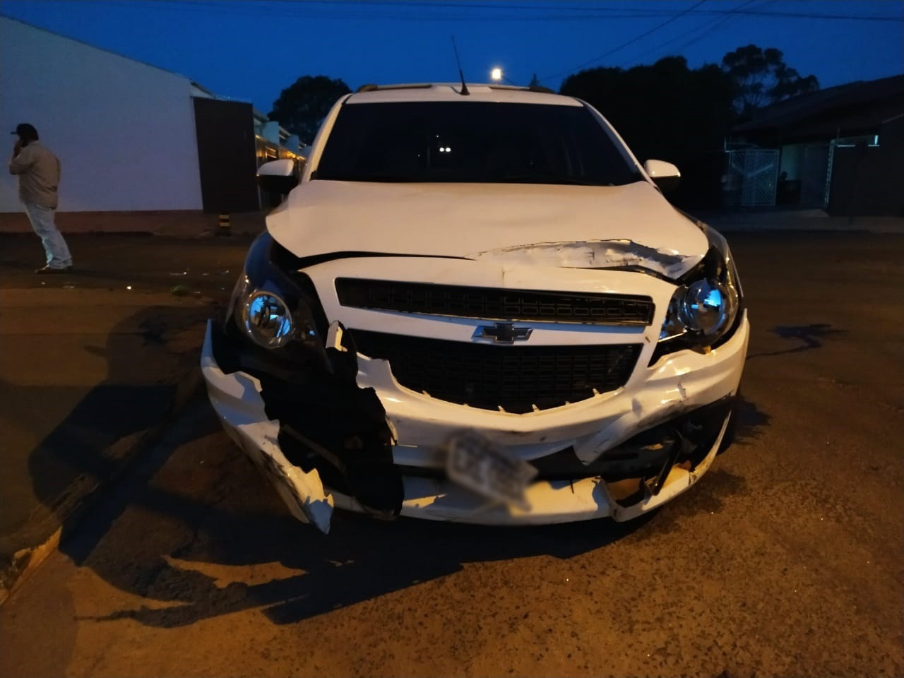 Em Nova Andradina, condutora cruza via preferencial, colide em picape e capota Em Nova Andradina, condutora cruza via preferencial, colide em picape e capota