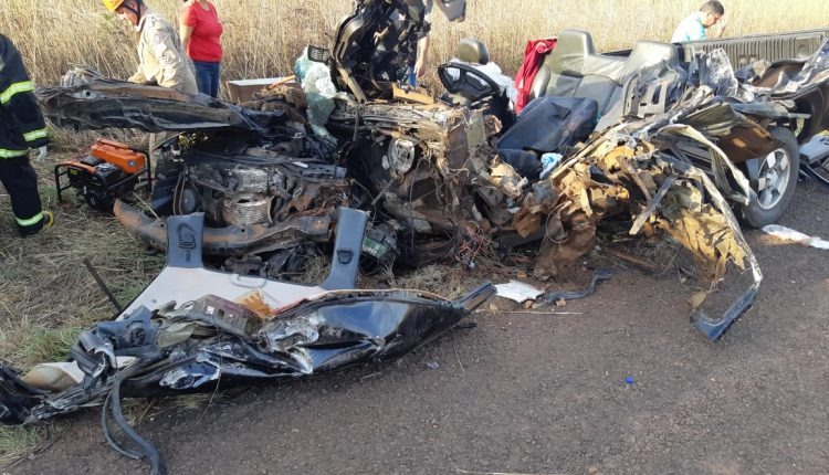 Avô e neto de 7 anos morrem em acidente entre caminhonete e carreta na BR-262