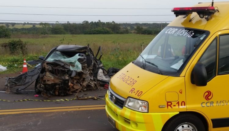 Veículo ficou destruído com batida na BR-163. (Foto: Thatiana Melo/Jornal Midiamax).