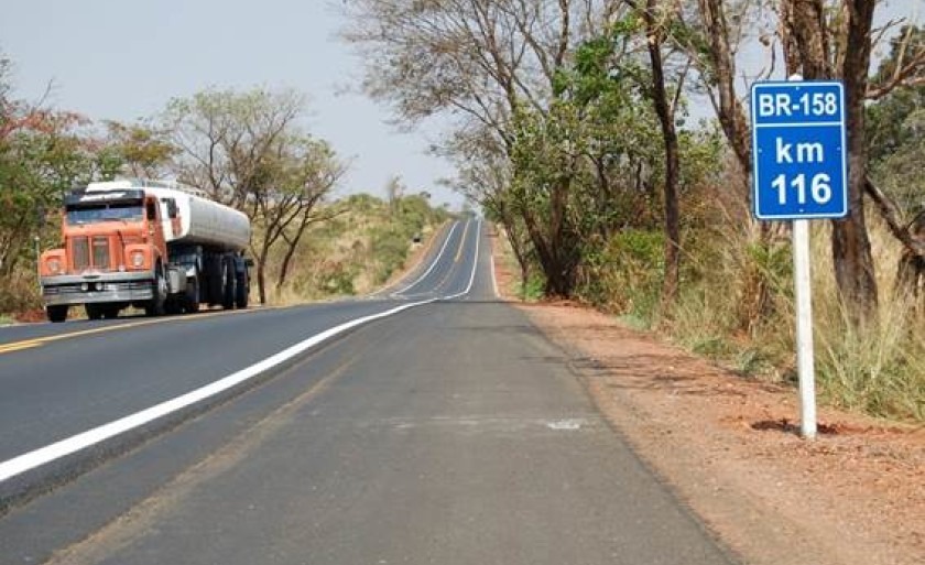 Colisão entre carreta e motocicleta mata rapaz de 22 anos