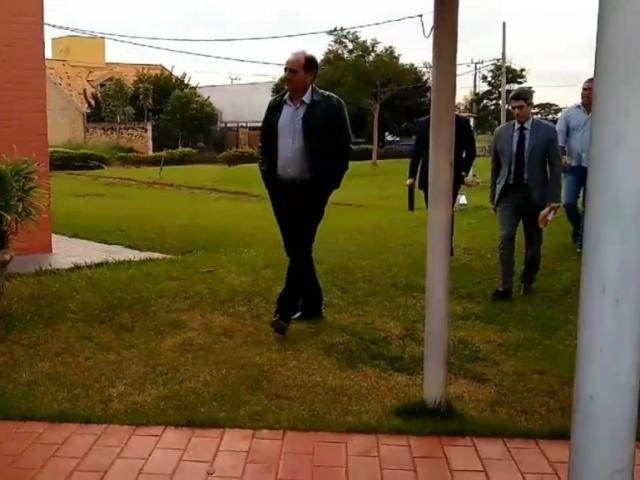 Arlei Barbosa (à frente) chega à Câmara de Nova Alvorada do Sul para depor em comissão (Foto: Direto das Ruas)