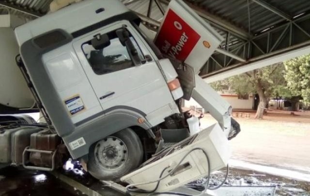 Caminhão-tanque sem freios destrói parte de posto de combustíveis