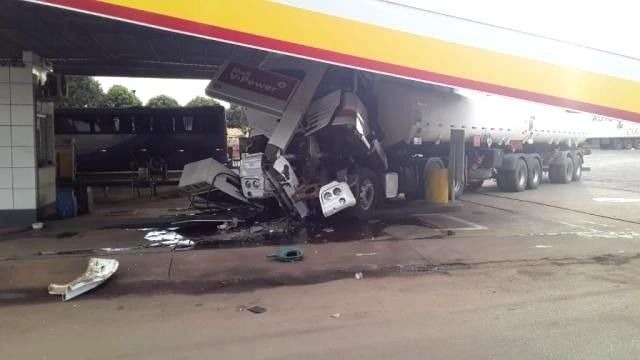 Caminhão-tanque sem freios destrói parte de posto de combustíveis