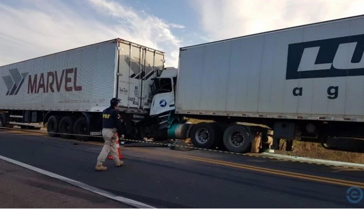 Caminhoneiro morre esmagado em engavetamento na BR-163 Foto: PC de Souza/ Edição de Notícias
