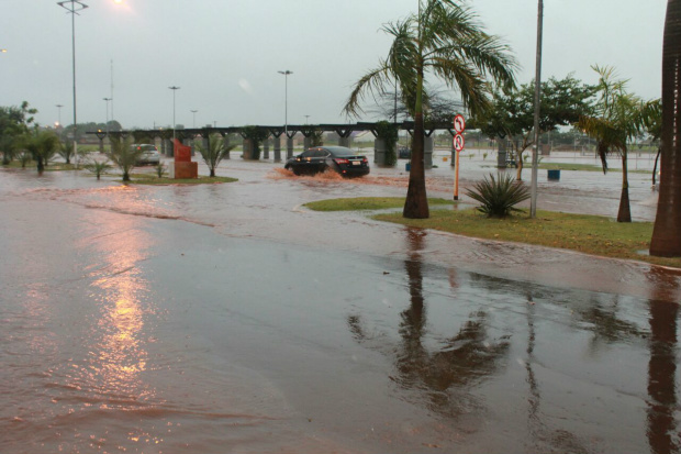 Nova Alvorada do Sul Chuva Alaga diversos pontos Avenida Irineu de Souza Araujo frente ao parque Nelson Tererê, teve alagamentos e os veículos tiveram dificuldades em passar. Foto: Juciley Magalhães