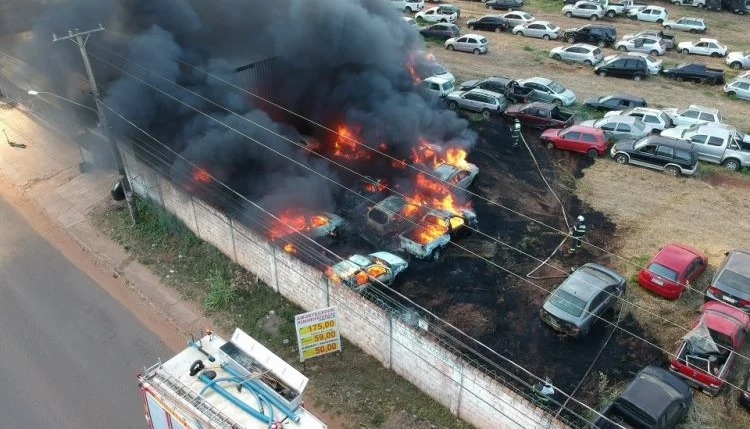Incêndio em estacionamento atinge veículos que seriam leiloados Foto: Marcos Ermínio/ Midiamax