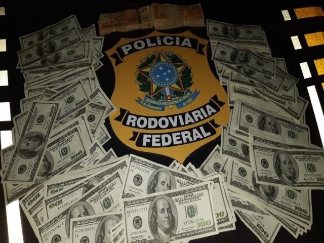 Paraguaio é preso em ônibus com 22 mil dólares amarrados nas pernas Além dos dólares os policiais encontraram R$ 3 mil com o homem. (Foto: Divulgação/PRF)