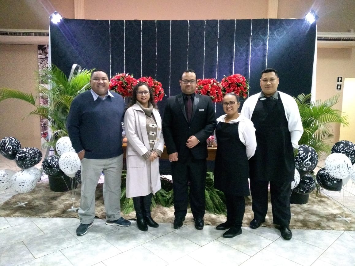 Após treinamento, alunos estreiam na profissão de garçom e comemoram nova fonte de renda