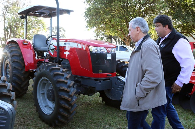 Novos equipamentos dão velocidade à produção e modernizam agricultura familiar, afirma governador Novos equipamentos dão velocidade à produção e modernizam agricultura familiar, afirma governador