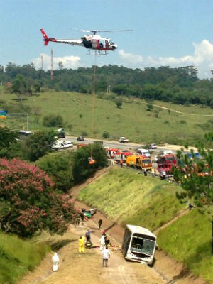 Simulação de acidente teve ajuda do helicópteroÁguia (Foto: Natália de Oliveira/G1)