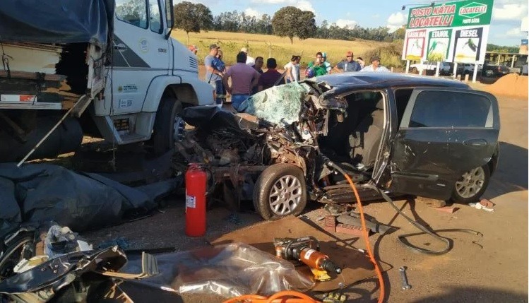 Vítima de colisão frontal com caminhão na BR-163 morre a caminho do hospital Vítima de colisão frontal com caminhão na BR-163 morre a caminho do hospital