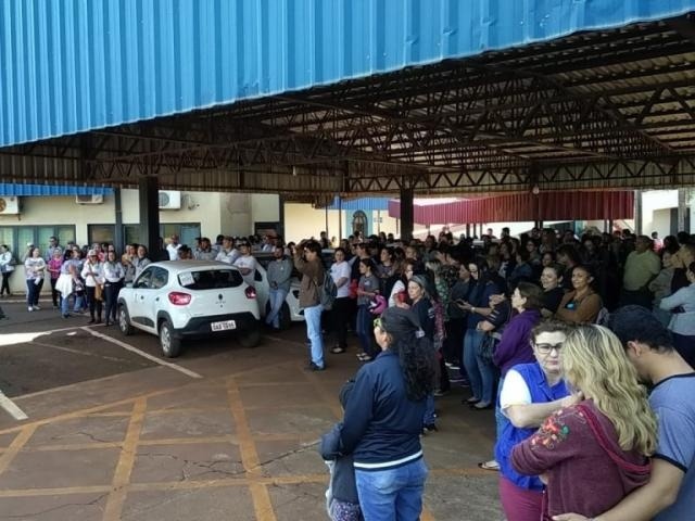 Prefeita enfrenta protesto de servidores contra salário parcelado Servidores concentrados em frente ao Centro Administrativo Municipal (Foto: Adilson Domingos)