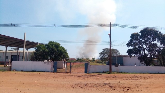 Bombeiros combatem fogo em fábrica de MS — Foto: Flávia Galdiole/TV Morena