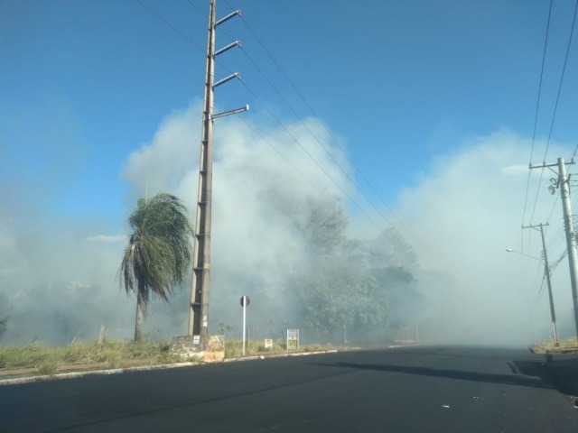 Incêndio de duas horas cobre Avenida Tamandaré com fumaça O fogo começou há cerca de duas horas (Foto: Mirian Machado)