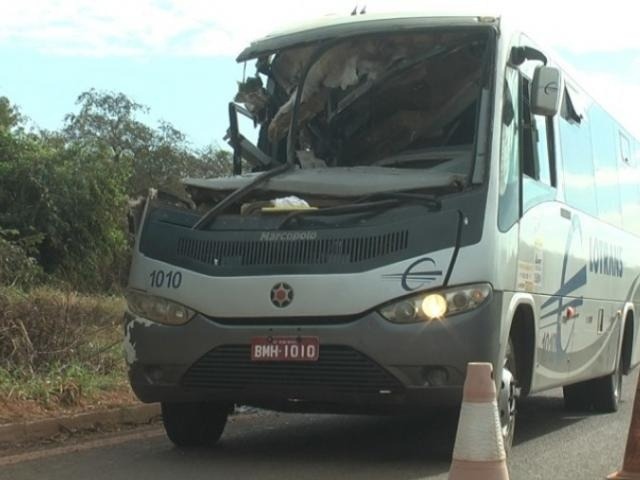 Colisão entre micro-ônibus e carreta deixa nove pessoas feridas na BR-158 Micro-ônibus ficou com a frontal destruída. (Foto: Reprodução/TVC)