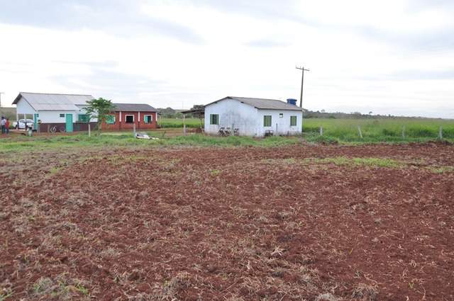 MPF investiga possível contaminação por agrotóxicos em comunidade indígena Guyraroka Escola da Comunidade fica a menos de dez metros da lavoura onde houve aplicação de calcário. Foto: Ascom MPF/MS