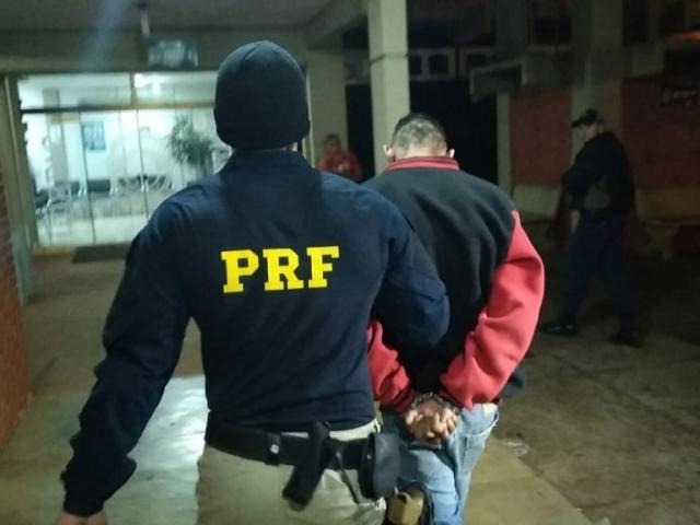 “Ferramenta carregada de bala, pronta pra roubar”, ouça áudio de assaltante Gabriel Costa dos Santos, o “Degolado”, é conduzido por policial após ser preso na BR-463 com Amarok levada da casa de empresário (Foto: Adilson Domingos)