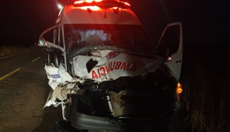 Ambulância que transportava paciente bate em trator e jovem morre em rodovia Ambulância que transportava paciente bate em trator e jovem morre em rodovia