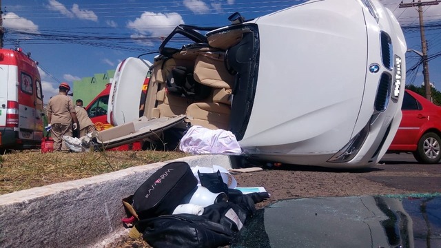 BMW teve o teto cortado para o resgate de duas pessoas — Foto: Flávia Galdiolle/TV Morena