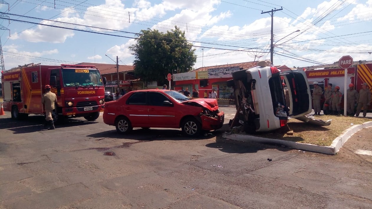 BMW teve o teto cortado para o resgate de duas pessoas — Foto: Flávia Galdiolle/TV Morena