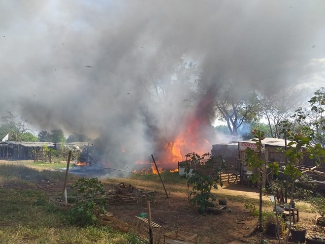 Momento em que fogo destrói os barracos — Foto: Eduardo Almeida/TV Morena