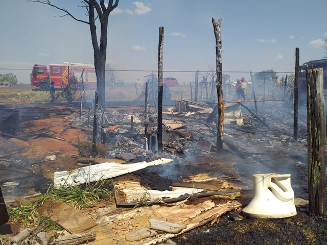 Bombeiros controlam incêndio às margens da rodovia — Foto: Eduardo Almeida/TV Morena
