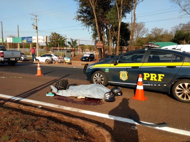 Passageira morre após homem colidir moto contra placa de sinalização em Dourados Acidente ocorreu na tarde de hoje na BR-163 - Crédito: Osvaldo Duarte/Dourados News