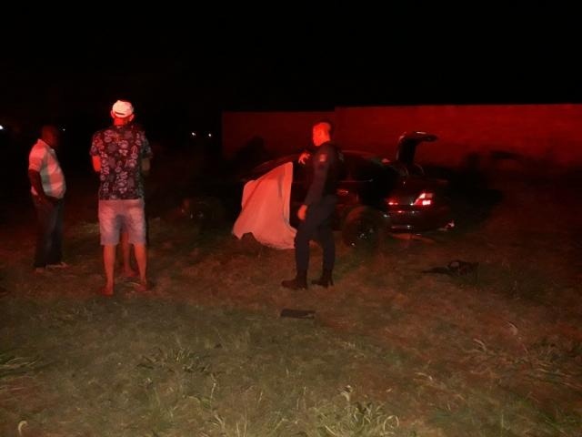 Automóvel foi parar às margens da Avenida. (Foto: Olimar Gamarra / Rio Brilhante em Tempo Real)