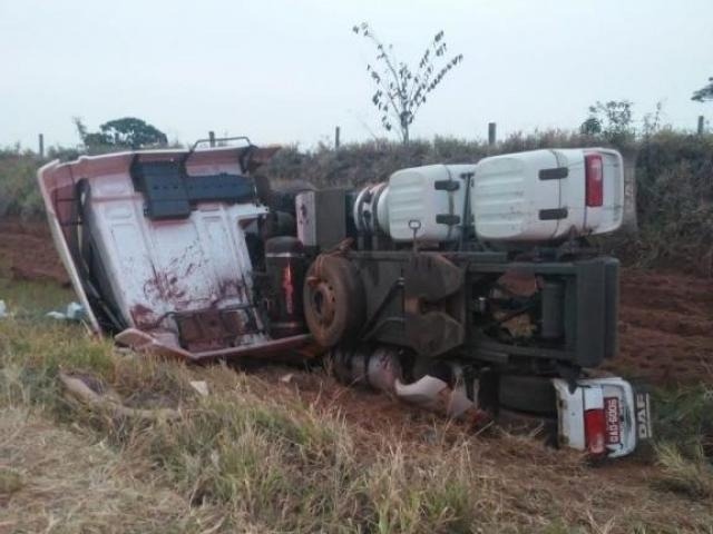 Caminhão sai da pista e uma pessoa morre em acidente na MS-040 Caminhão tombado às margens da MS-040. (Foto: Direto das Ruas)