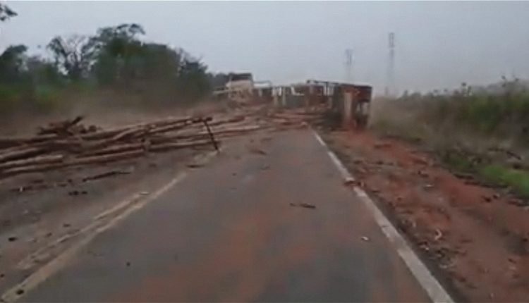 Carreta tomba, carga se espalha na pista e causa congestionamento na BR-262 Carreta tomba, carga se espalha na pista e causa congestionamento na BR-262
